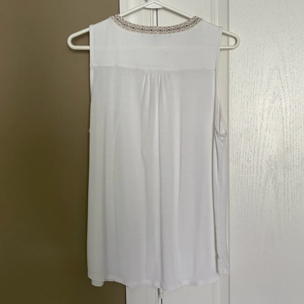 White House Black Market Women’s V-Neck Tank Top. Size Large.